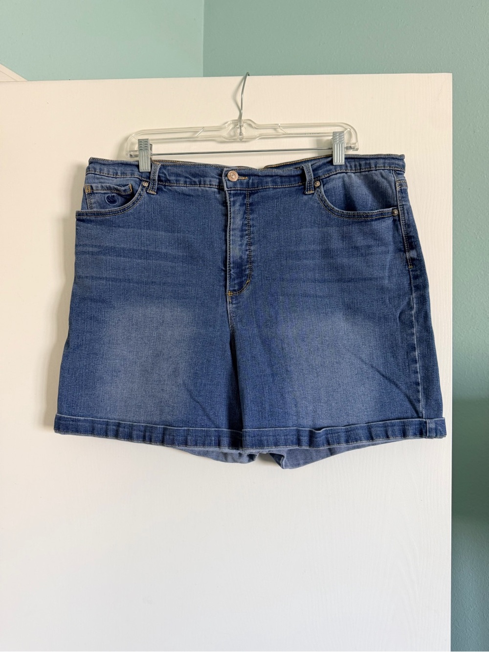 Gloria Vanderbilt Amanda Denim Shorts Women’s 18 Cuffed Blue Faded Wash